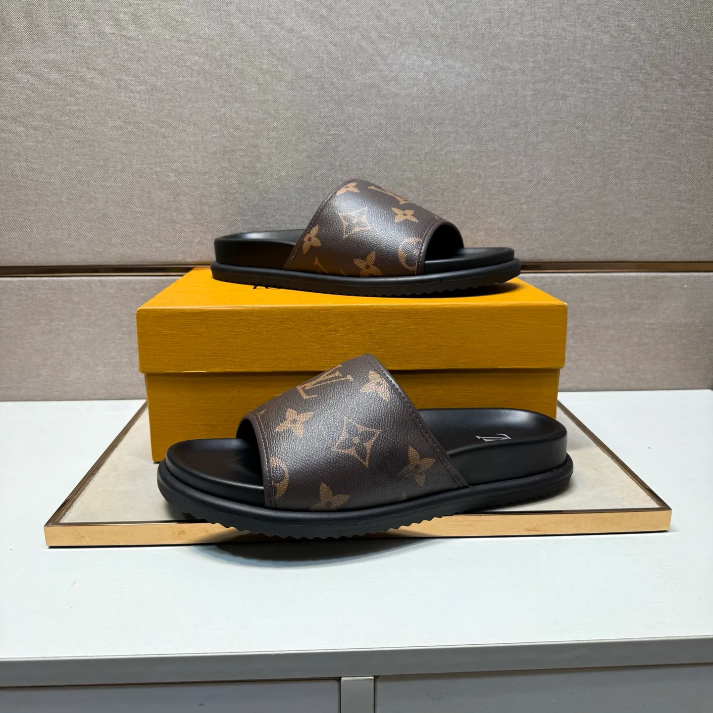 ⬛️Men's shoes 💰p320 [LV～] Men's casual slippers 2025z cabinet sales simultaneously 🔶Size: 38-44 #️⃣ 🔷3 colors🔜The upper is made of multi-material splicing ➕Genuine leather lining, comfortable and breathable, sole: original comfortable and wear-resistant outsole, ⚠️real thing📱photographed🎬real thing is better📢📢📢